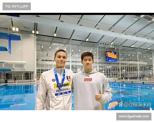 泳池边的尊重：世锦赛训练场波波维奇与潘展乐交换泳帽
