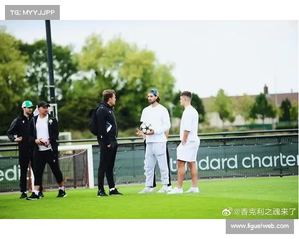 俱乐部传奇球星现场观战,看台致敬仪式举行